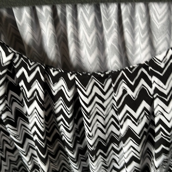 AGB Black & White Sleeveless Blouse - Picture 4 of 14